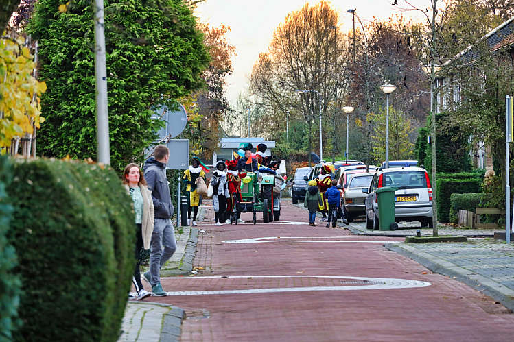 Aankomst van de Sint en zijn Zwarte Pieten in Waarder_011
